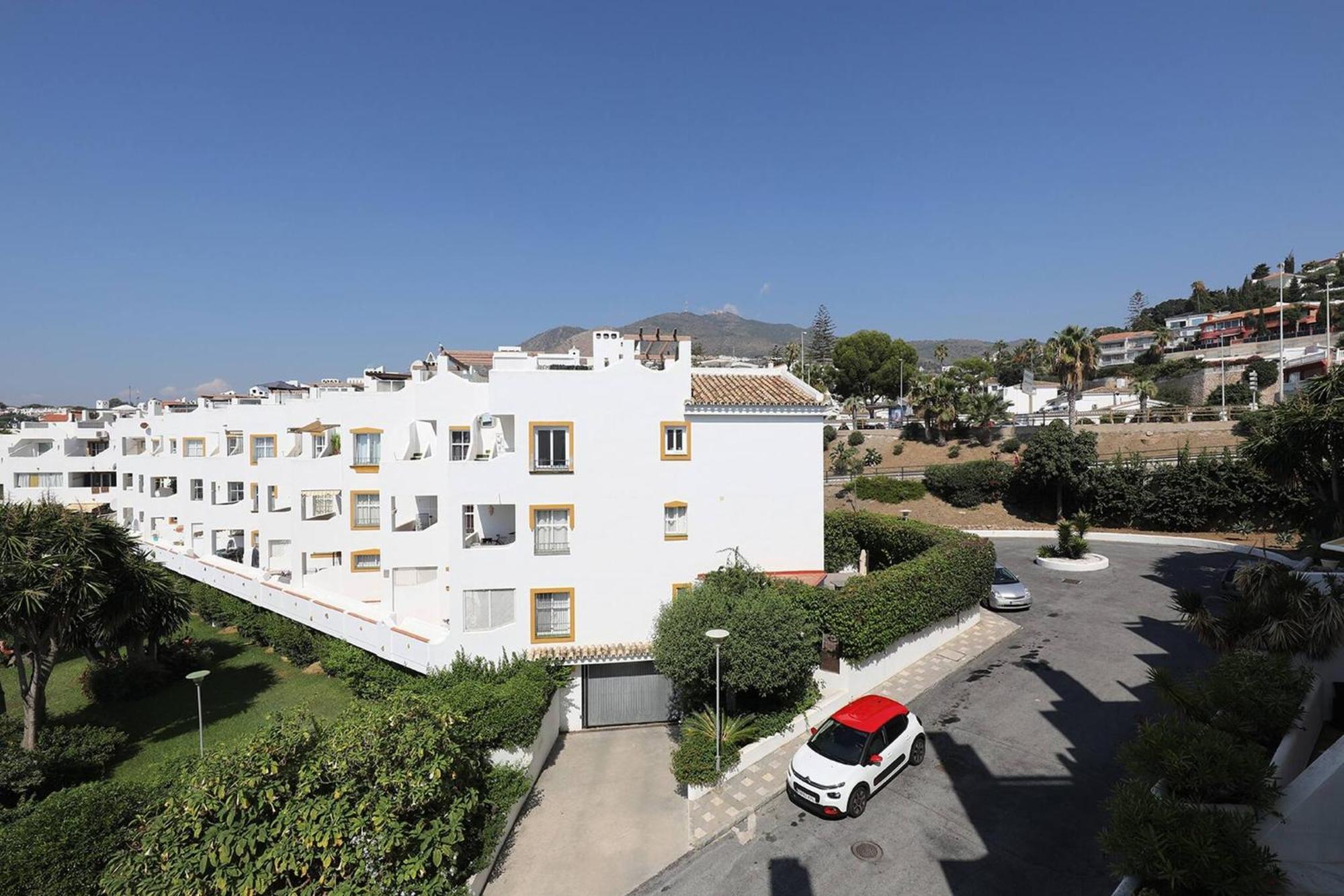 082 - Stunning Sea Views Beachfront Apartment Benalmadena Bagian luar foto