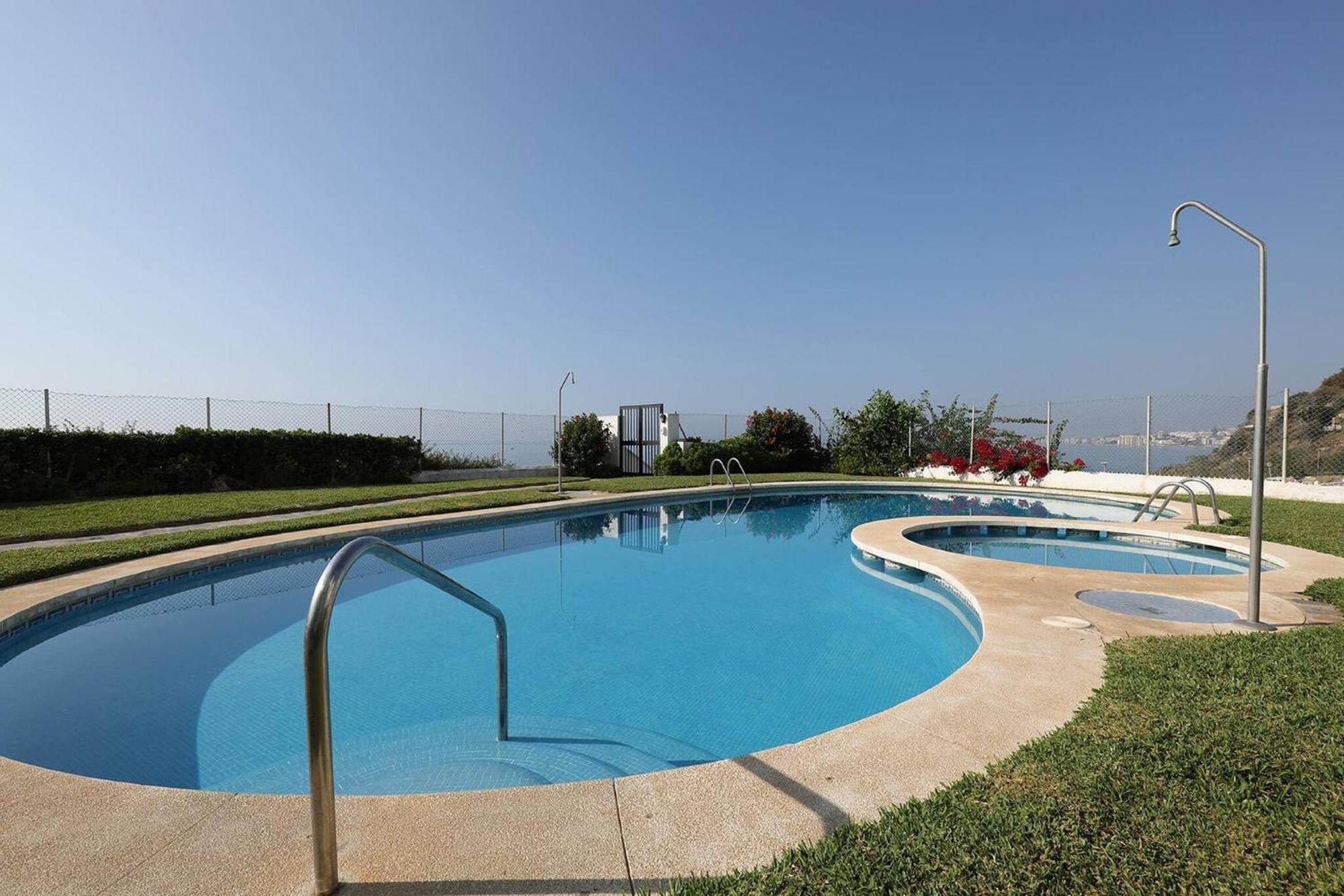 082 - Stunning Sea Views Beachfront Apartment Benalmadena Bagian luar foto