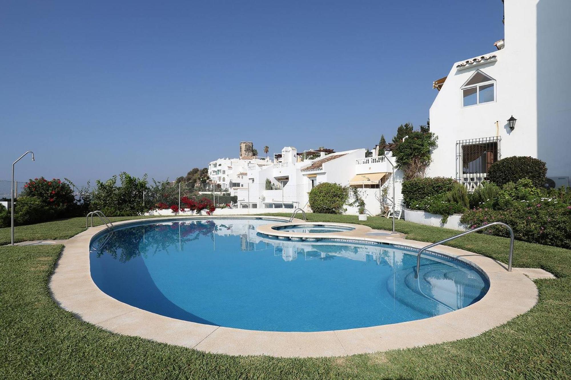 082 - Stunning Sea Views Beachfront Apartment Benalmadena Bagian luar foto