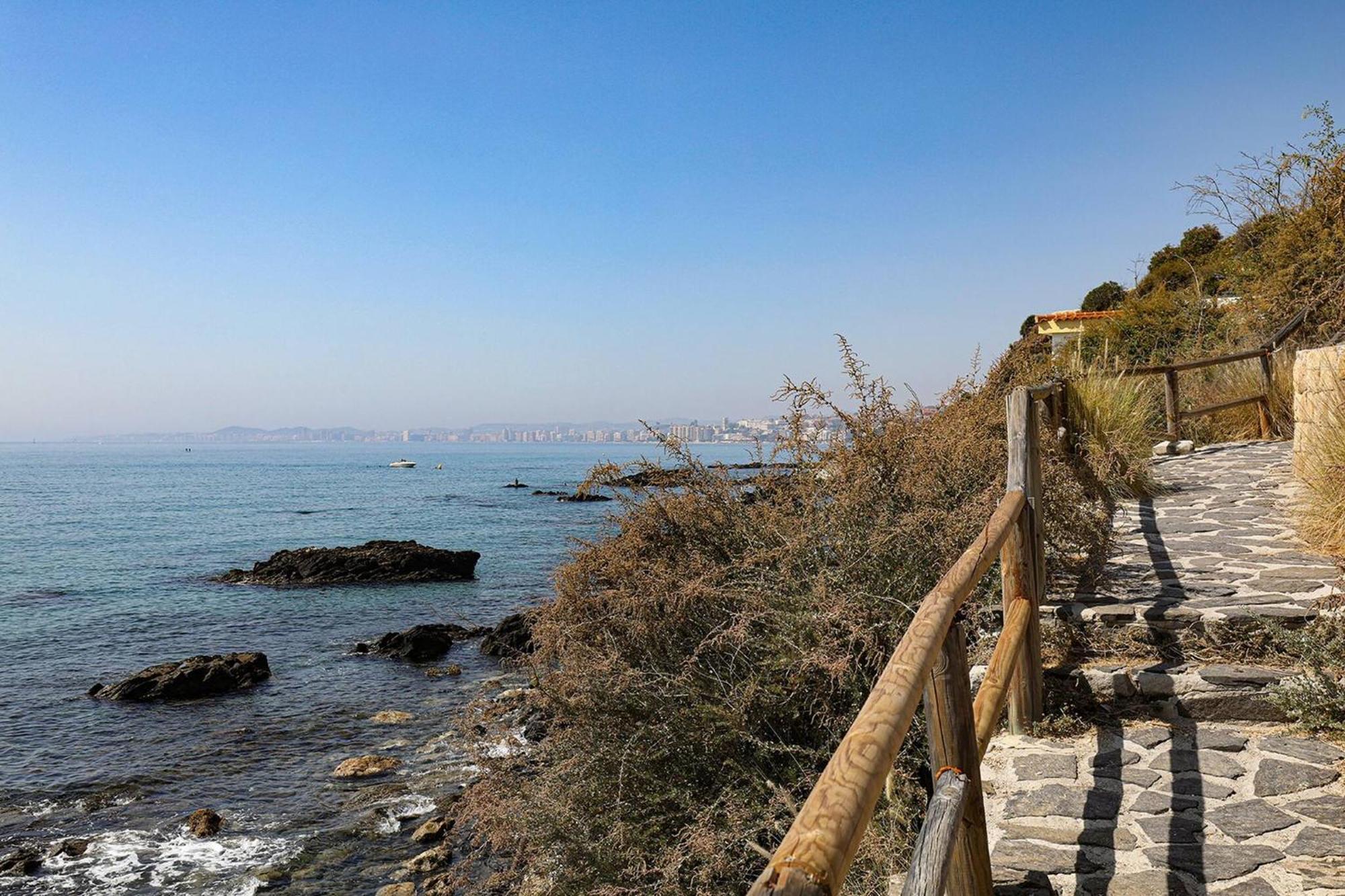 082 - Stunning Sea Views Beachfront Apartment Benalmadena Bagian luar foto