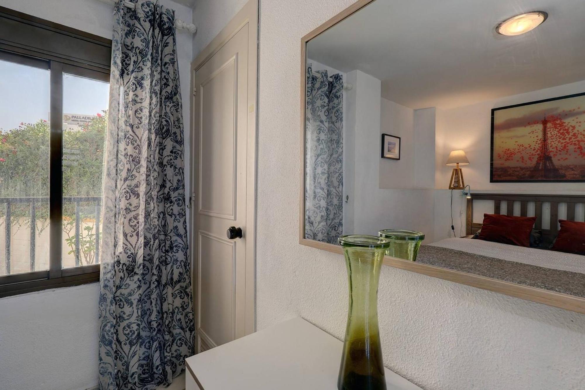 082 - Stunning Sea Views Beachfront Apartment Benalmadena Bagian luar foto
