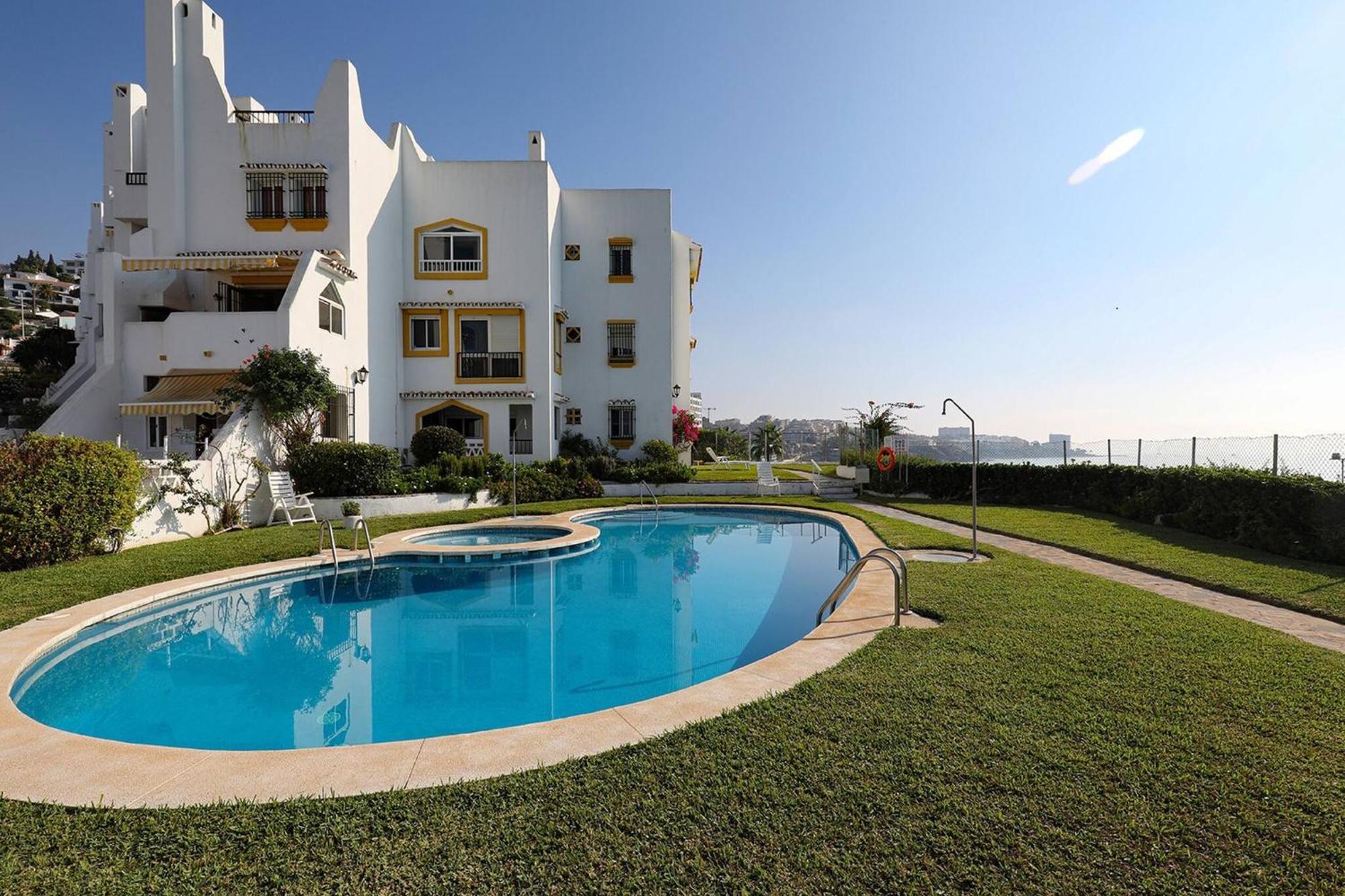 082 - Stunning Sea Views Beachfront Apartment Benalmadena Bagian luar foto