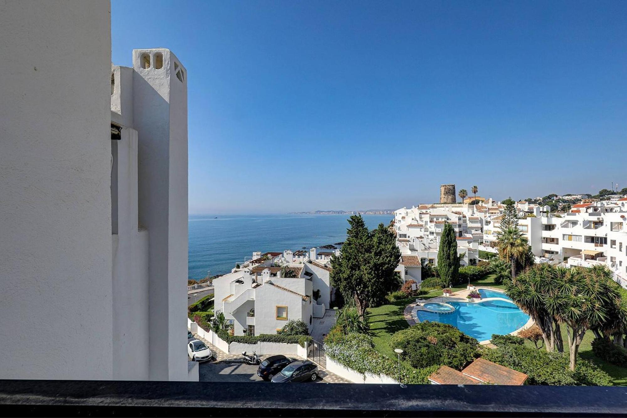 082 - Stunning Sea Views Beachfront Apartment Benalmadena Bagian luar foto