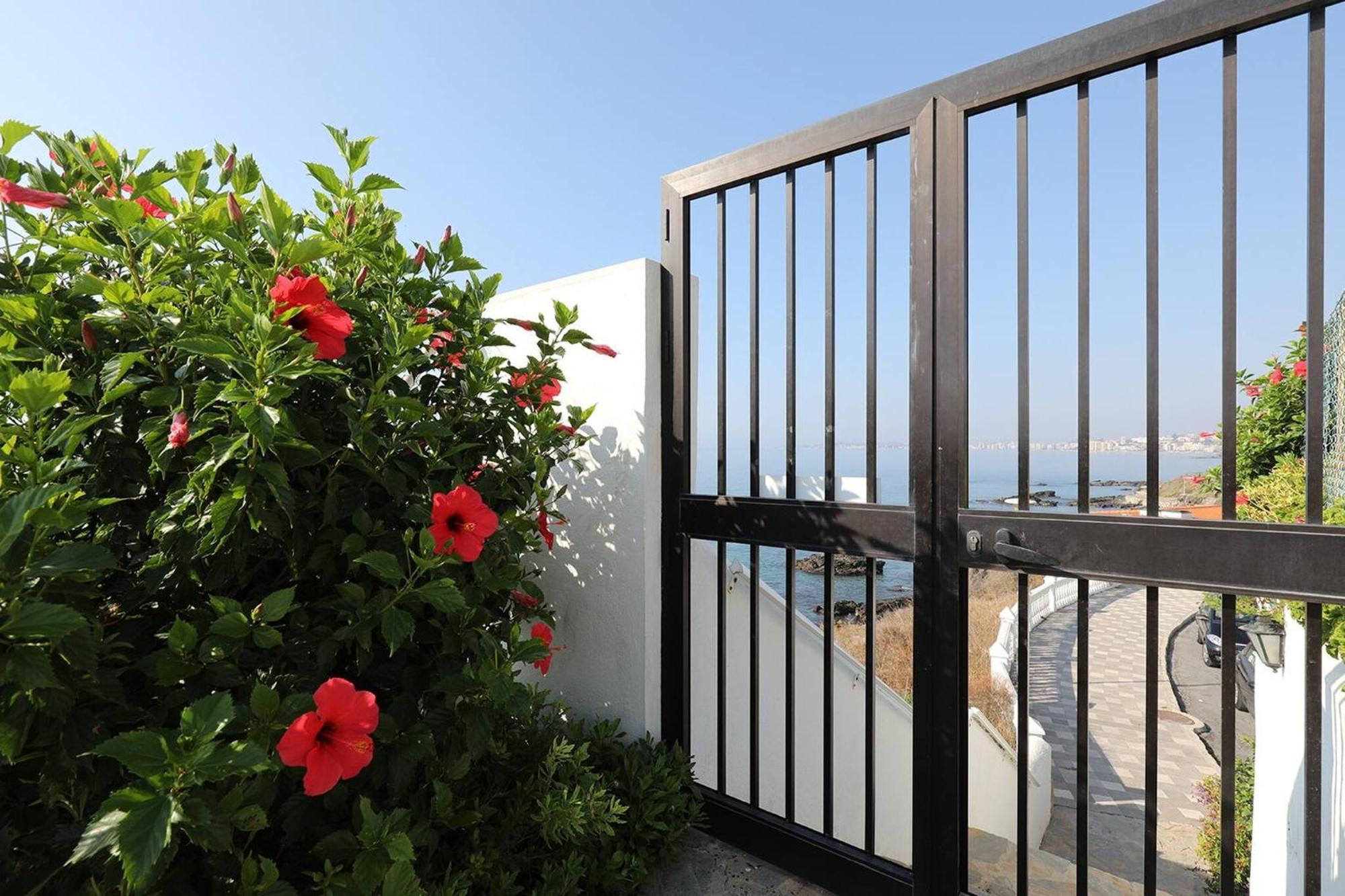 082 - Stunning Sea Views Beachfront Apartment Benalmadena Bagian luar foto