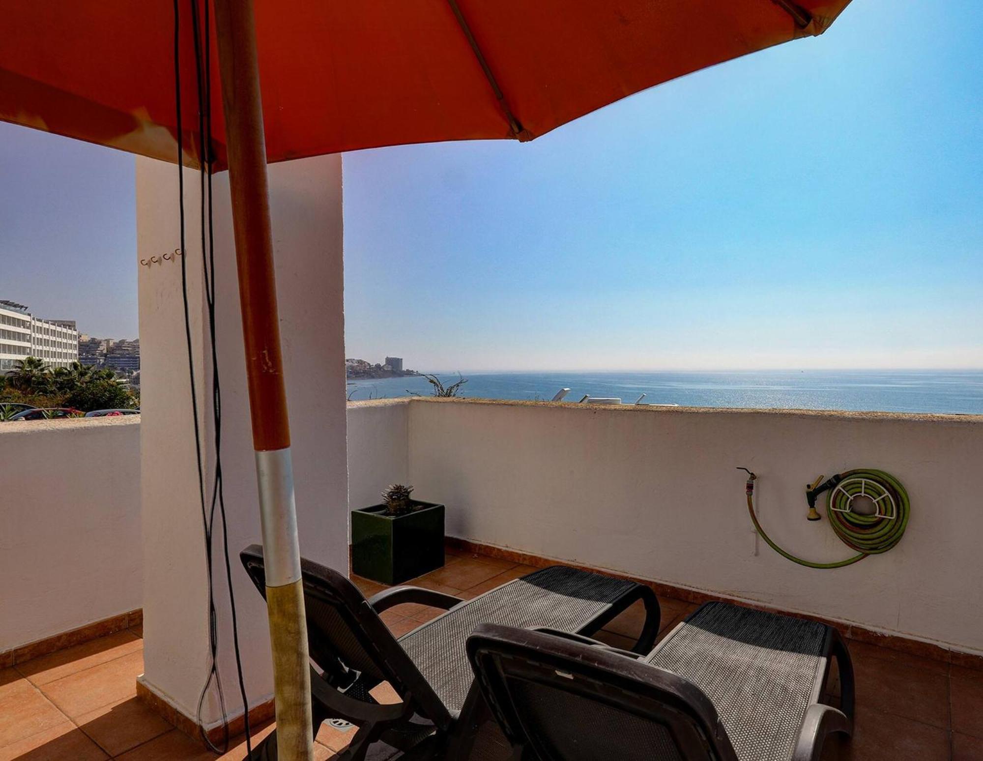 082 - Stunning Sea Views Beachfront Apartment Benalmadena Bagian luar foto